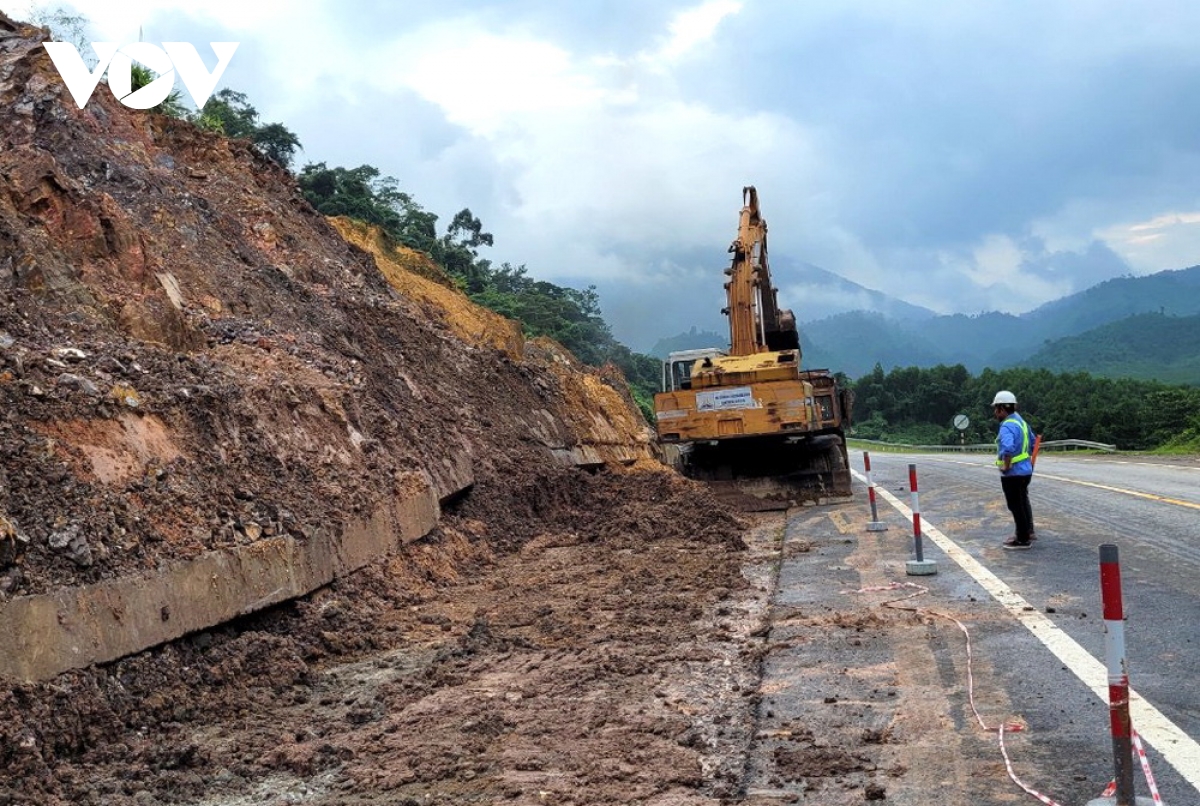 Sạt lở trên đường Hồ Chí Minh đoạn La Sơn - Hòa Liên